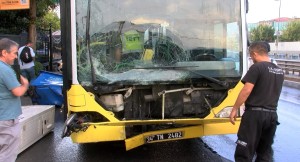 Yine bir İETT otobüs kazası daha!
