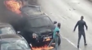 Ümraniye’de cinnet getirerek aracını ateşe veren şahıs, biçakla polise saldırınca vuruldu