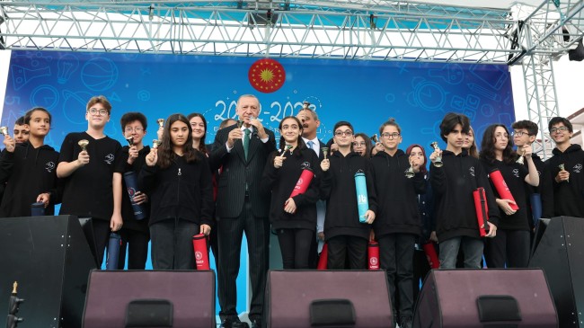 Erdoğan, 2022-2023 Eğitim Öğretim Yılı’nın zilini Sancaktepe’den çaldı