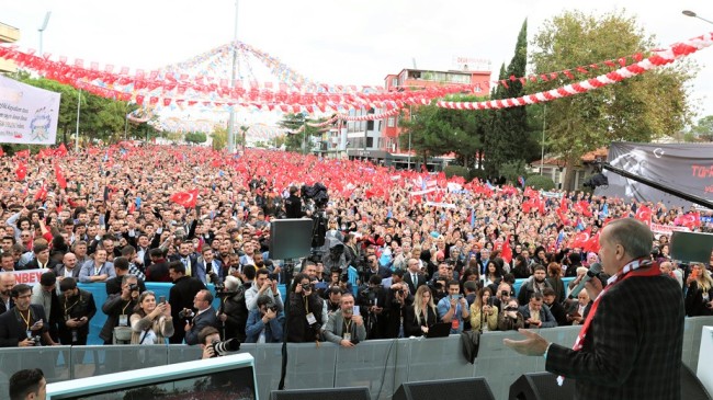 Balıkesirliler Cumhurbaşkanı Erdoğan’ı bağrına bastı