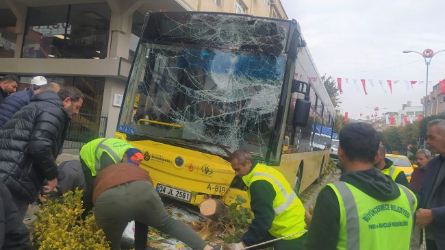 İETT otobüs şoförü fenalaşınca kaza kaçınılmaz oldu