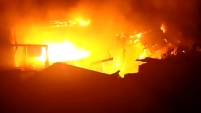 Kadıköy’de 4 gecekondu alev alev yandı