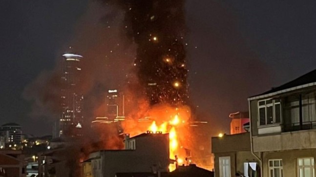 Kadıköy’de evin üçüncü katında doğalgaz patlaması oldu, ardından yangın çıktı