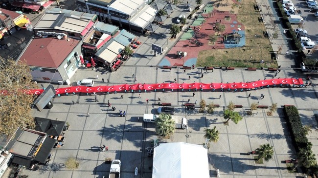 Pendik’te sokaklarda taşınan 99 metrelik dev Türk bayrağı havadan görüntülendi