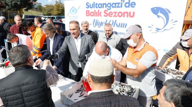 Sultangazi Belediyesi, vatandaşa yaklaşık 1 ton balık dağıttı