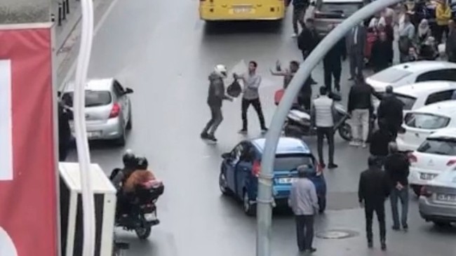Ümraniye’de taksici ile motokuryeci yumruk yumruğa kavga etti