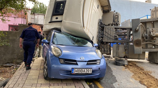 Üsküdar’da hafriyat kamyonu otomobilin üstüne devrildi