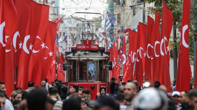 İstiklal Caddesi Türk bayraklarıyla donatıldı