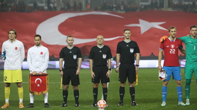 FİFA Kokartlı ünlü hakemimiz Cüneyt Çakır, Türkiye-Çekya maçı ile jübile yaptı