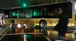 İETT otobüsü, Üsküdar’da kaygan yolda kontrolden çıktı ve direğe çarptı