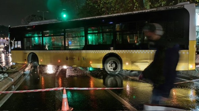 İETT otobüsü, Üsküdar’da kaygan yolda kontrolden çıktı ve direğe çarptı