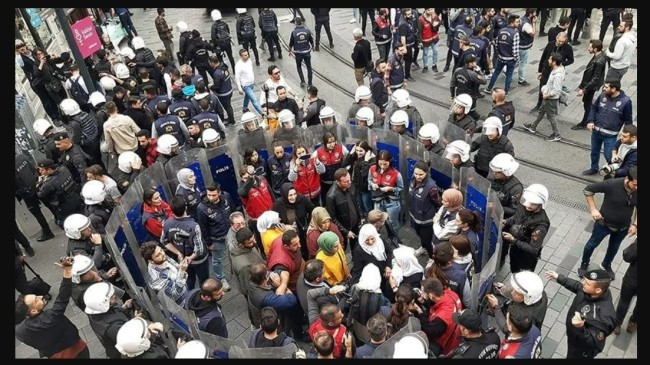 İstanbul Valiliği: “HDP’nin izinsiz yürüyüşüne katılan 121 şahıs güvenlik görevlilerimizce yakalanmıştır”