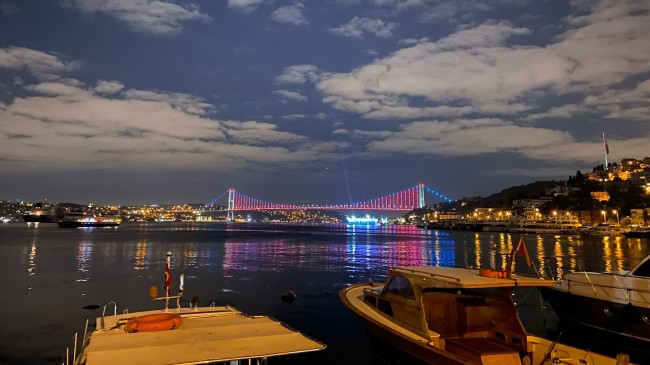 İstanbul’da Köprüler, ‘Can Azerbaycan’ Bayrağının renkleriyle ışıklandırıldı