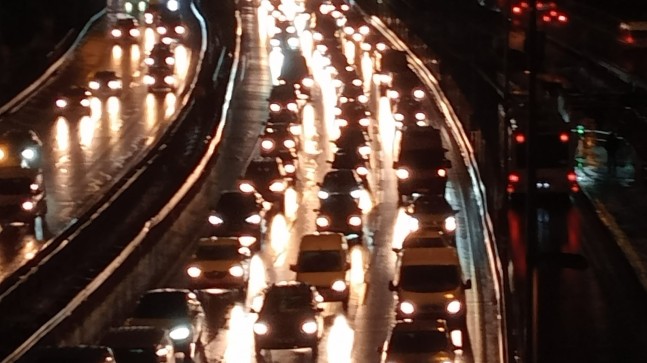 İstanbul’da sağanak yağış trafiği ve vatandaşları olumsuz etkiledi