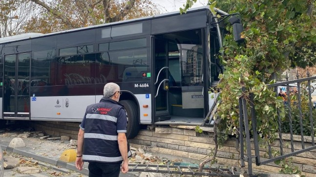 Kadıköy’de perondan çıkan metrobüs yolun karşısına geçip duvara çarptı