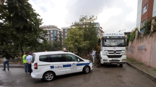 Tuzla Belediyesi zabıta ekipleri kaçak döküm yapanları suçüstü yakaladı