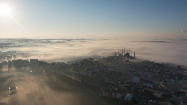 İstanbul’da sis bulutlarının kapladığı ilçe havadan görüntülendi