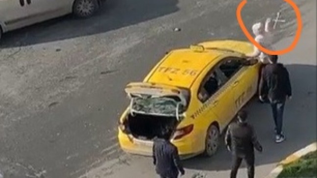 Yakın mesafeye gitmem diyen taksiciye sinirlenen müşteri, arabanın camlarını ve aynasını paramparça etti