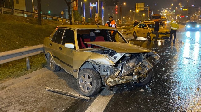 Ehliyetsiz sürücü önce ticari taksiye ardından bariyerlere çarptı