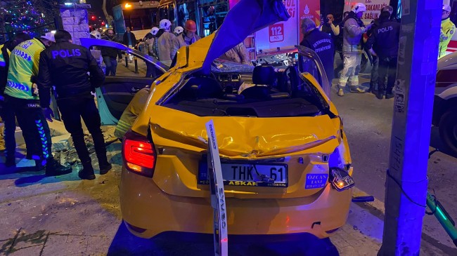 Kadıköy’de ters dönen ticari taksinin tavanı koptu: 3’ü ağır 4 yaralı