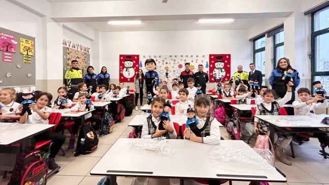 Ataşehir’de polis memurları, ilkokul öğrencilerine güvenlik eğitimi verdi
