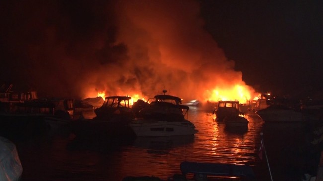 Caddebostan’da tekneler alev alev yandı