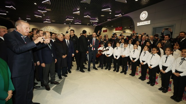 Cumhurbaşkanı Erdoğan, Kağıthane – İstanbul Havalimanı metrosu test sürüşü sırasında çocuklar şarkı söyledi