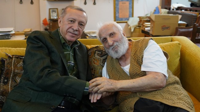 Cumhurbaşkanı Erdoğan, ünlü neyzen Niyazi Sayın’ı evinde ziyaret etti