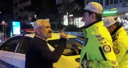 Kadıköy’de ceza yazan polise ‘İnsan olalım’ diyen taksici, polisten tepki görünce ‘Hepimiz kardeşiz’ diyerek geri adım attı