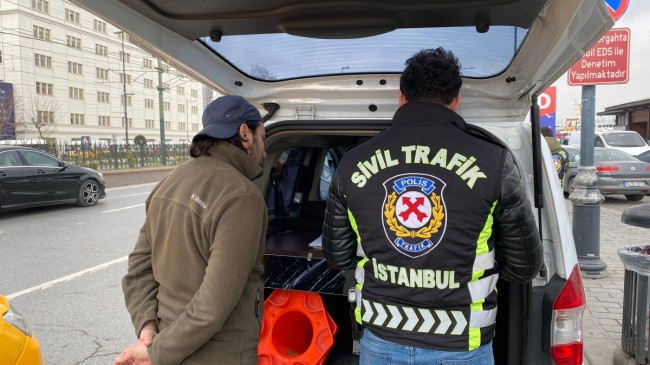 Taksimetre açmayan taksi sürücüsü araca müşteri gibi binen polisten 300 lira istedi