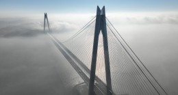 Yavuz Sultan Selim Köprüsü sis bulutları içinde adeta kayboldu