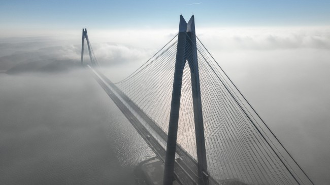 Yavuz Sultan Selim Köprüsü sis bulutları içinde adeta kayboldu