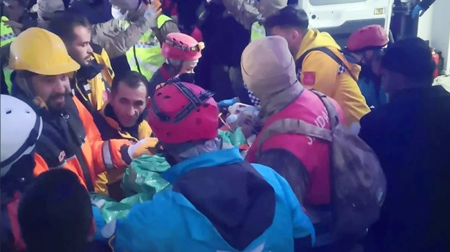 Adıyaman’da 9 yaşındaki Berat, 207 saat sonra enkazdan sağ çıkartıldı