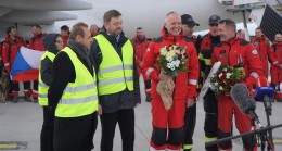 Çek arama kurtarma ekipleri, Büyükelçi Bağış ve Türkler tarafından çiçeklerle karşılandı