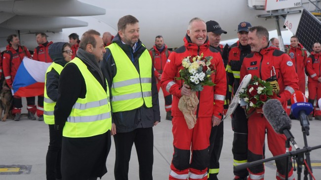 Çek arama kurtarma ekipleri, Büyükelçi Bağış ve Türkler tarafından çiçeklerle karşılandı