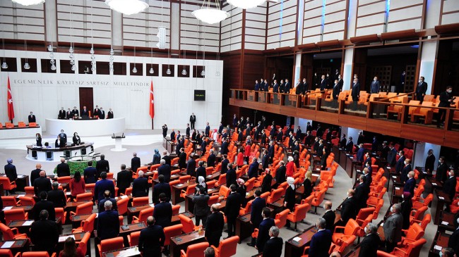 CHP, İYİ Parti ve HDP’nin hayır oyu kullandığı OHAL Tezkeresi meclisten geçti