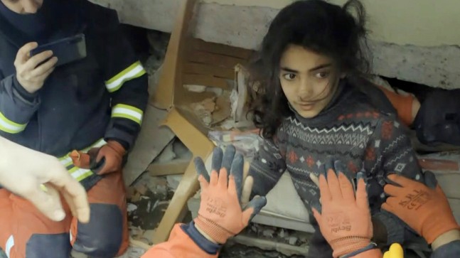 Fatma, 84 saat sonra enkazdan kurtarıldı