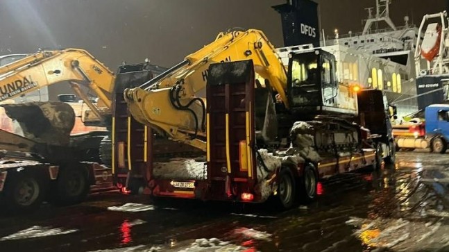 İstanbul Valiliği deprem bölgesine gemi ile 245 ağır iş makinesi gönderildiğini açıkladı