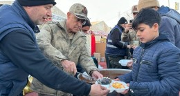 Jandarma Genel Komutanı Orgeneral Çetin, depremzedelere yemek dağıttı