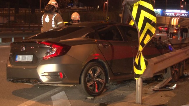 Kadıköy’de otomobil bariyere ok gibi saplandı: yaralılar var