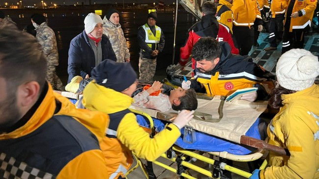 Kahramanmaraş depreminde yaralanan 45 kişi askeri uçaklarla İstanbul’a getirildi