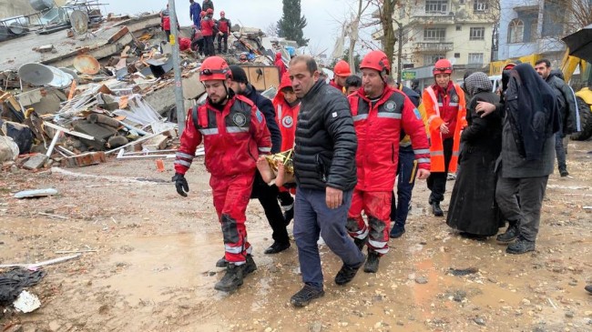 Sultangazi Belediyesi Arama Kurtarma Ekibi, deprem bölgesinde faaliyetlerini aralıksız sürdürüyor
