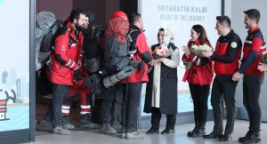 Sultangazi Belediyesi Arama Kurtarma ekibi havalimanında çiçeklerle karşılandı