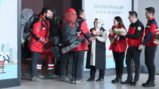 Sultangazi Belediyesi Arama Kurtarma ekibi havalimanında çiçeklerle karşılandı