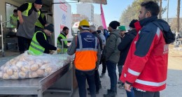 Sultangazi Belediyesi Mobil Aşevi, deprem bölgesinde 10 bin sıcak yemek dağıtıyor