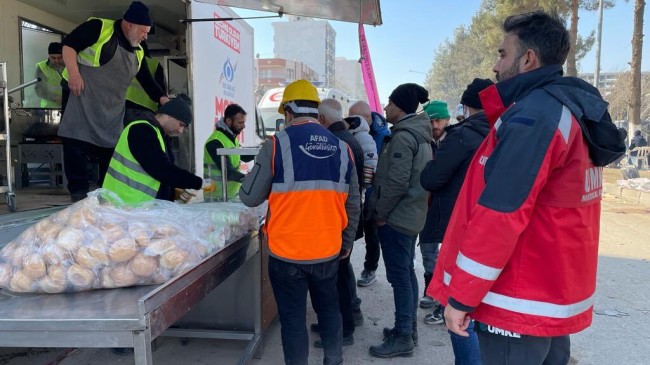 Sultangazi Belediyesi Mobil Aşevi, deprem bölgesinde 10 bin sıcak yemek dağıtıyor