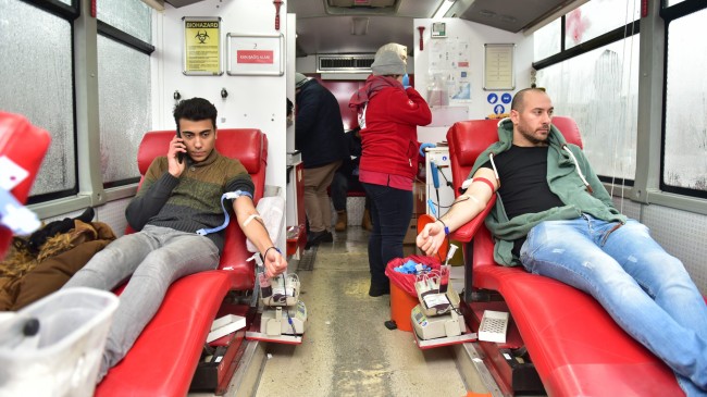 Tuzlalı duyarlı vatandaşlar, deprem bölgesine kan göndermek tıra koştular
