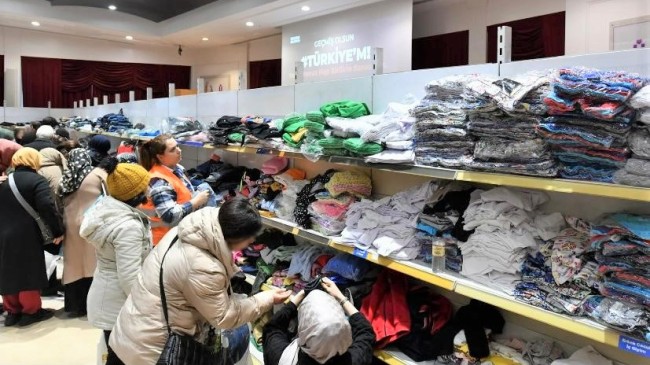 Üsküdar Belediyesi İstanbul’a gelen depremzedeler için sosyal market açtı