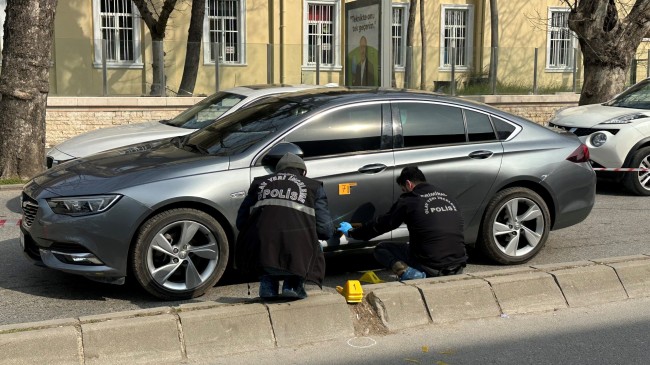 Üsküdar’da sokak ortasında motorlu 2 kişi güpegündüz araç kurşunladı