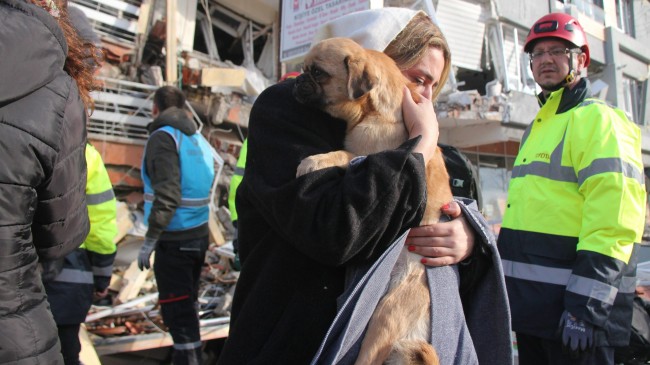 Yıkılan binanın enkazından çıkarılan yavru köpeği depremzede sahiplendi